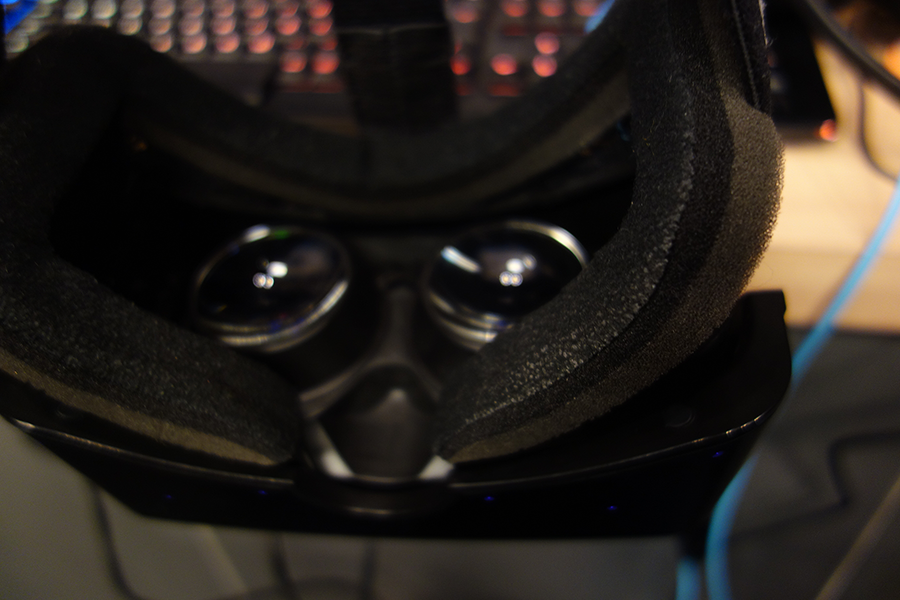 VRヘッドセット内部のディスプレイはこんな感じ。（Oculus Rift）