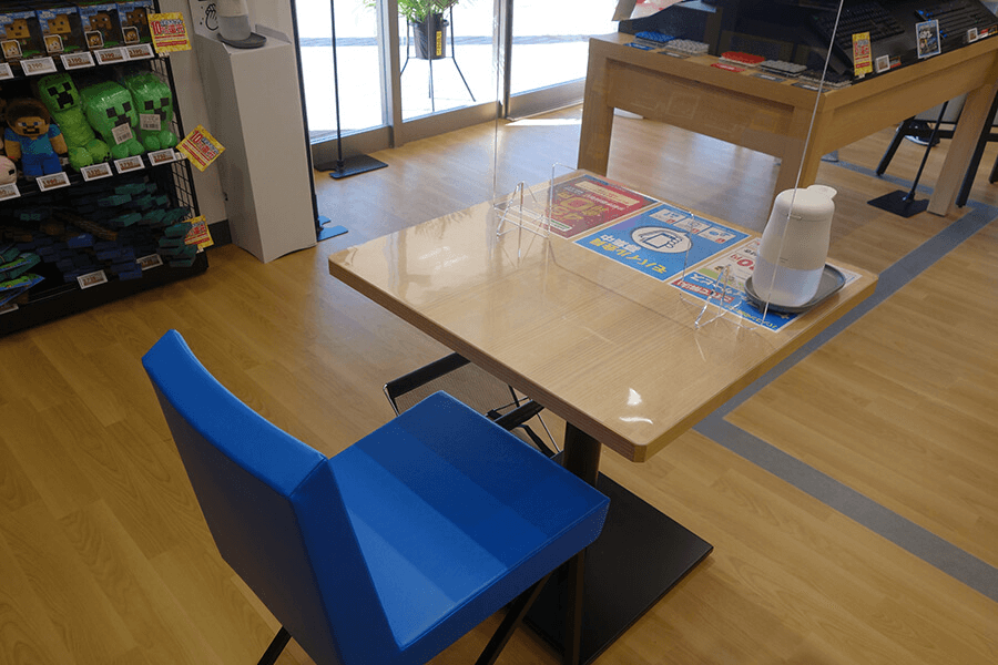 簡易的な椅子とテーブル