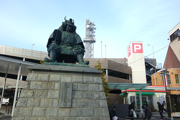甲府駅前にある信玄像。