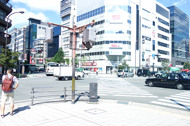 左手に京都タワー、右にカメラのキタムラ