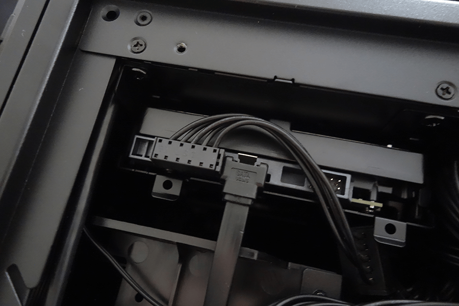 HDD の SATAケーブル、電源ケーブル。