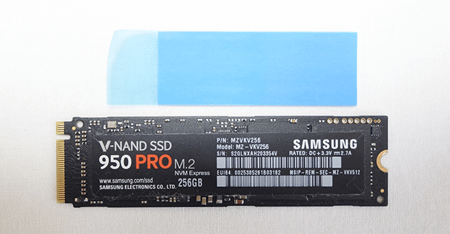 M.2 SSD に熱伝導シートを貼ります。