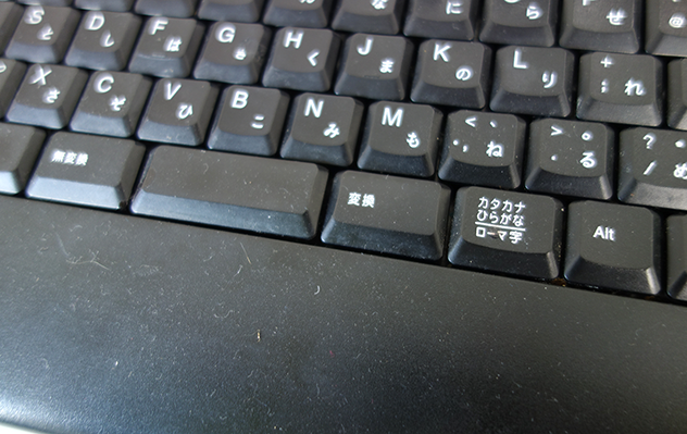 ホコリにまみれているキーボード。